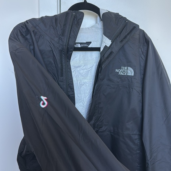 The North Face The dryvent rain jacket / windbreaker - Men’s Medium - Black - Picture 2 of 11